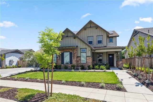 craftsman inspired home featuring a front lawn