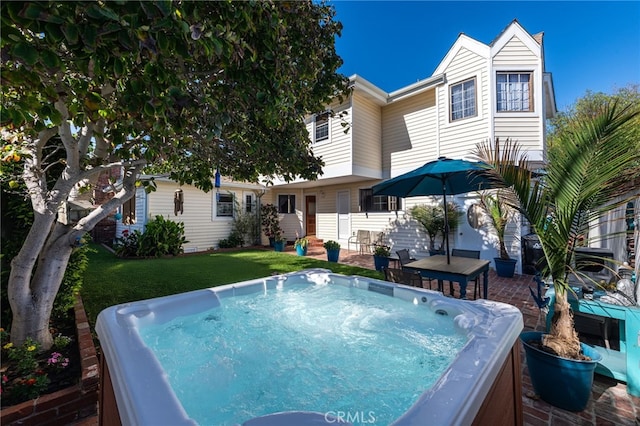 view of pool featuring a hot tub and a yard