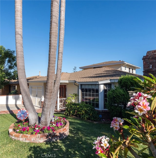 view of front of house featuring a front yard