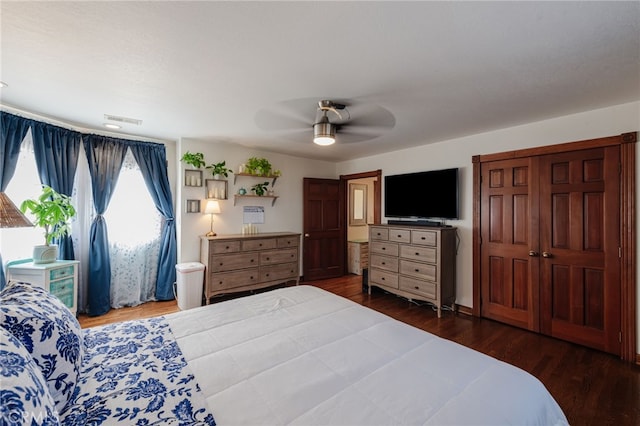 bedroom featuring wood finished floors, visible vents, and a ceiling fan