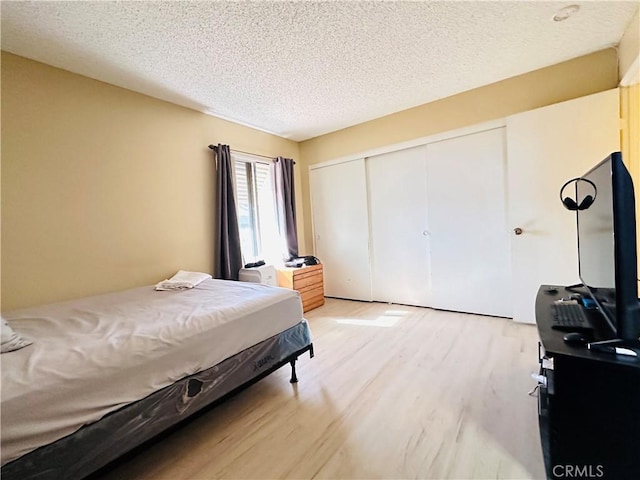 27358 Comwell St, Menifee, CA 92586 - bedroom featuring light wood-type flooring, a textured ceiling, and a closet