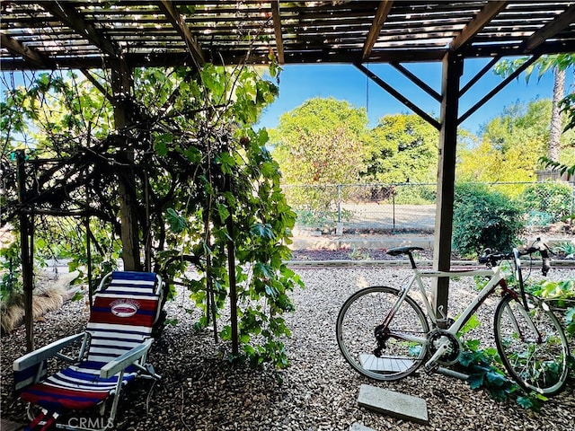 view of yard featuring a pergola