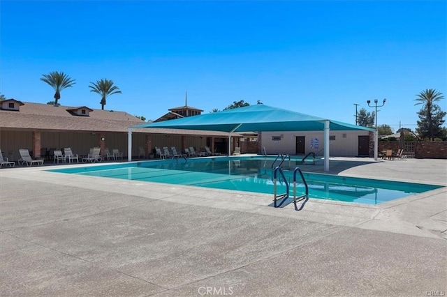 27358 Comwell St, Menifee, CA 92586 - community pool with a patio area
