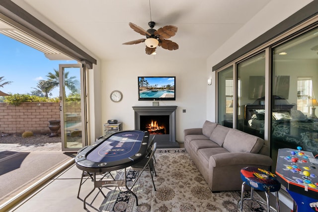 sunroom with ceiling fan