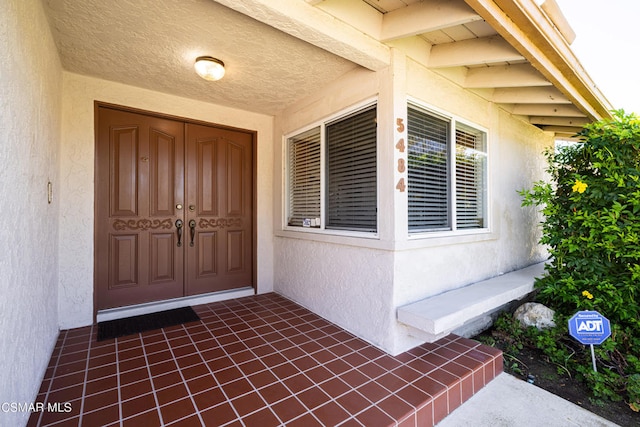 entrance to property featuring a porch