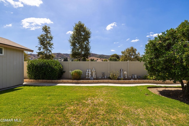 view of yard with a mountain view