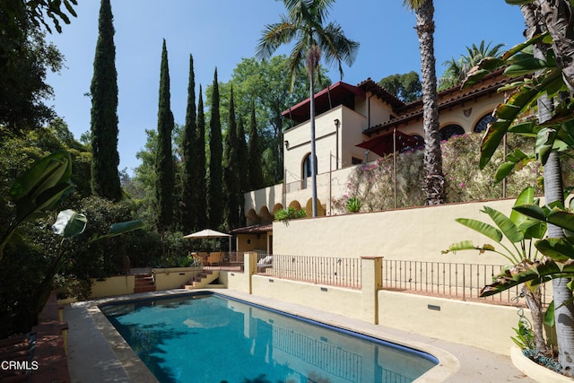 view of swimming pool