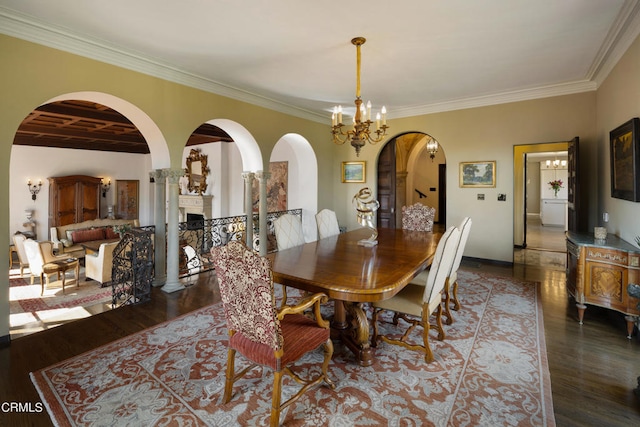 dining space featuring ornamental molding, dark hardwood / wood-style flooring, and a notable chandelier