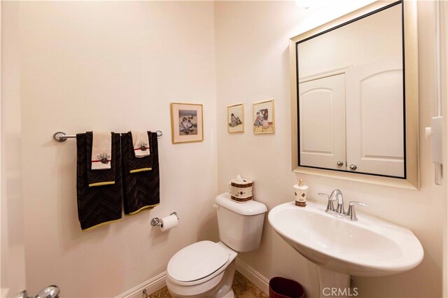 bathroom featuring toilet and sink