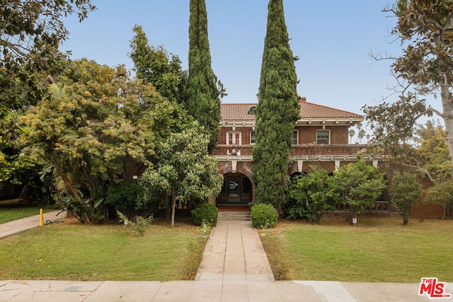 view of front of property featuring a front yard