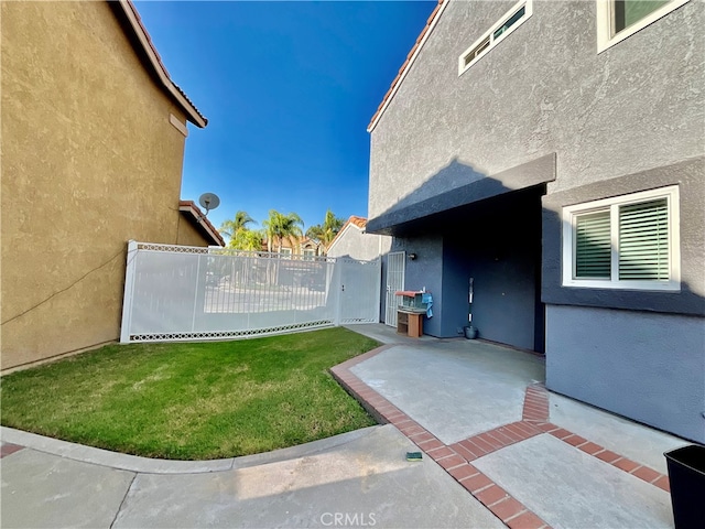 view of yard with a patio area