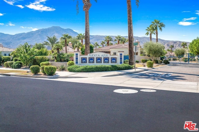 view of front of property featuring a mountain view