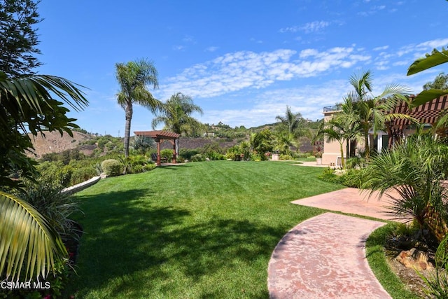 view of yard featuring a pergola