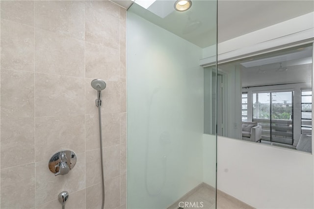 bathroom featuring tiled shower