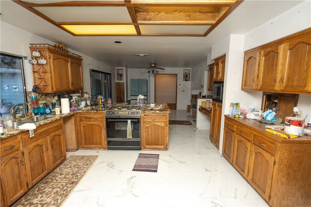 kitchen with ceiling fan, sink, kitchen peninsula, backsplash, and electric range