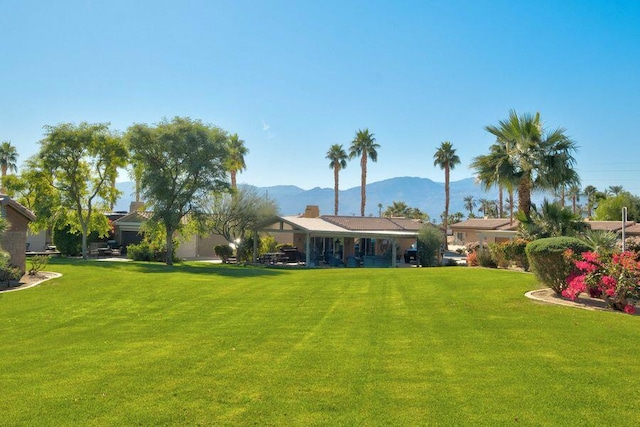 view of yard with a mountain view