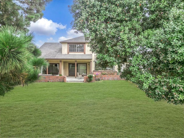 view of front facade featuring a front yard