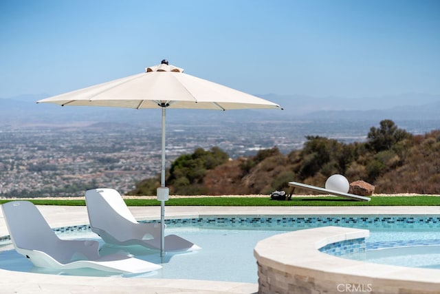 view of swimming pool