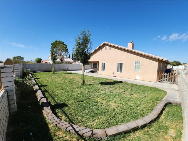 view of yard featuring a patio area