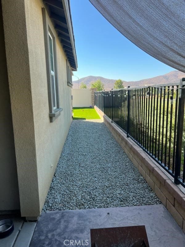 view of yard with a mountain view