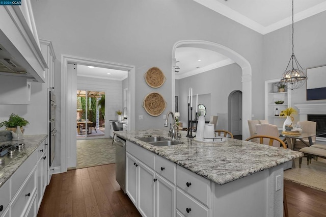 kitchen featuring white cabinetry, sink, dark hardwood / wood-style floors, a center island with sink, and custom range hood