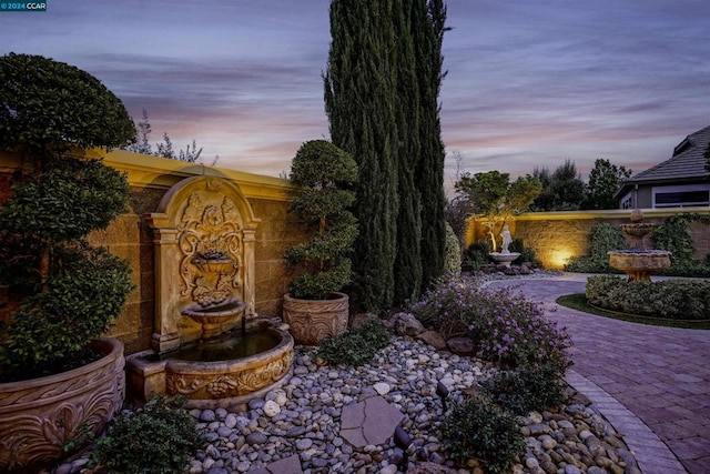 view of yard at dusk