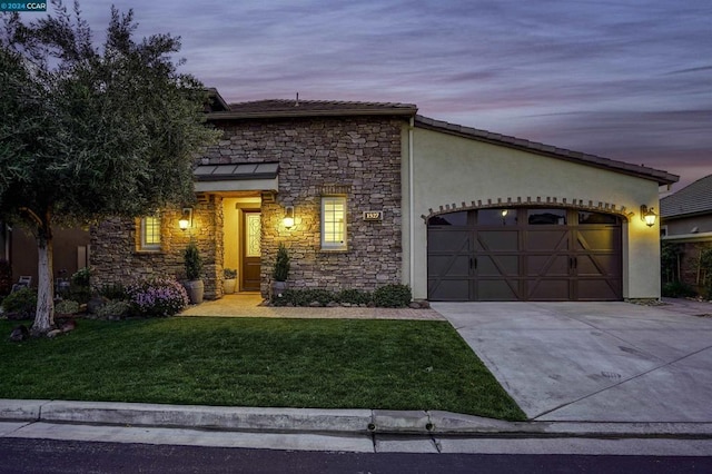 view of front of home featuring a yard and a garage