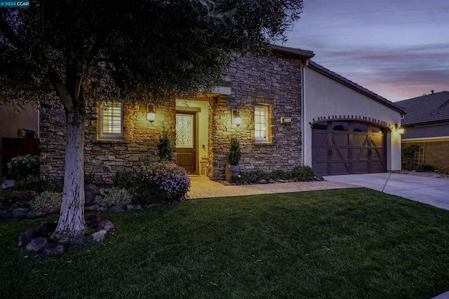 view of front of house featuring a lawn and a garage