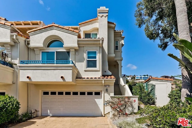 view of front facade featuring a garage