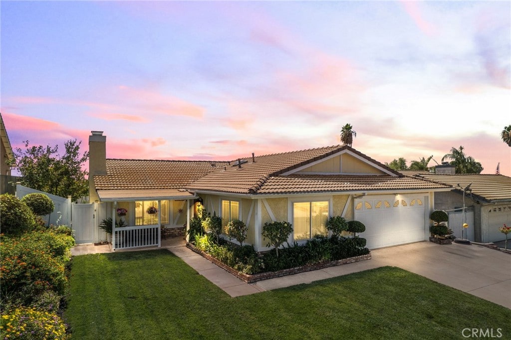 view of front of property featuring a garage and a lawn