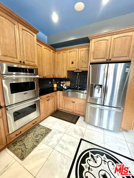 kitchen with decorative backsplash and stainless steel appliances