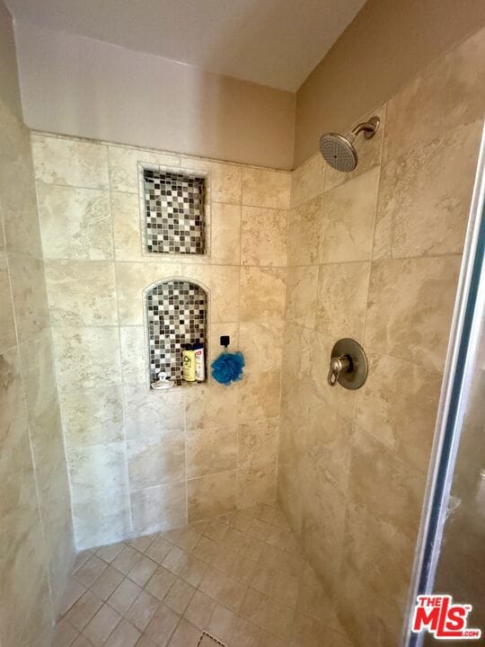 room details featuring tiled shower