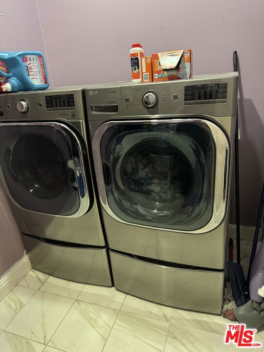 laundry room featuring washing machine and clothes dryer