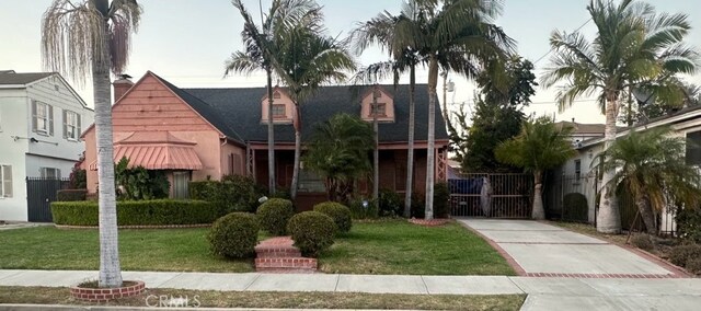 view of front of home featuring a front lawn