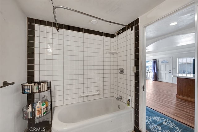 bathroom featuring tiled shower / bath and hardwood / wood-style floors