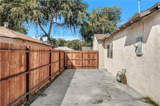 view of yard featuring a patio