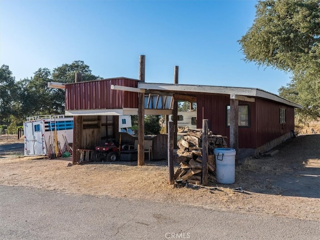 view of front facade featuring a carport