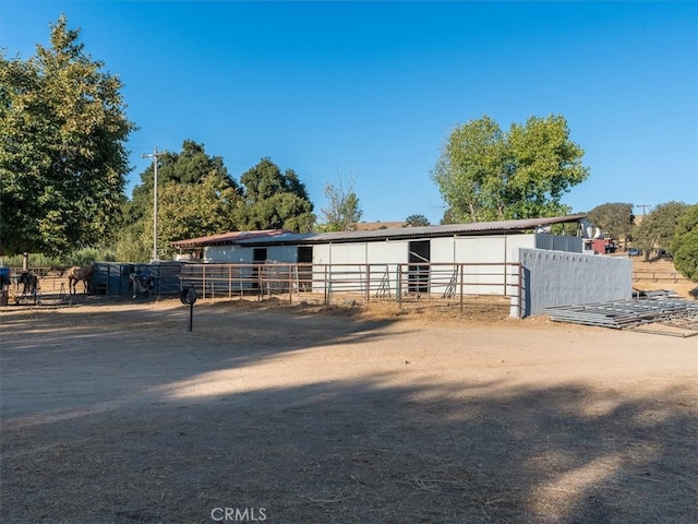 manufactured / mobile home featuring an outdoor structure