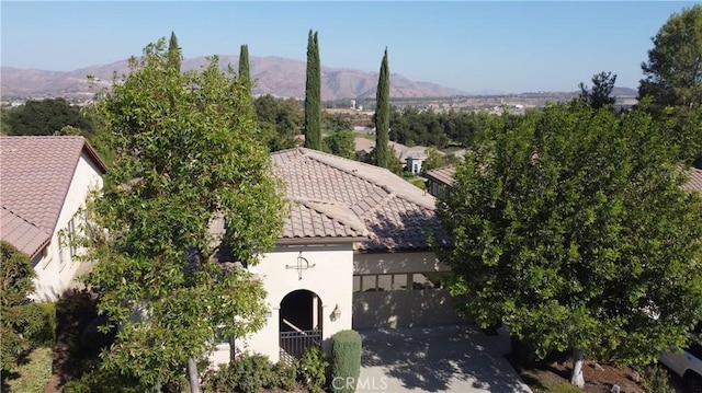 bird's eye view with a mountain view