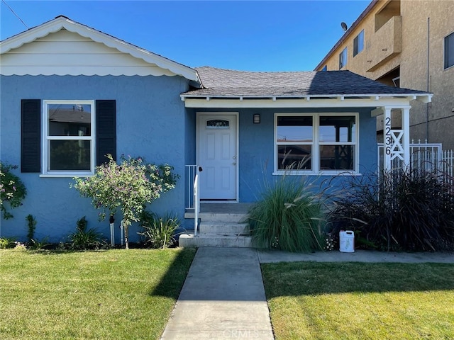 view of front of property with a front yard