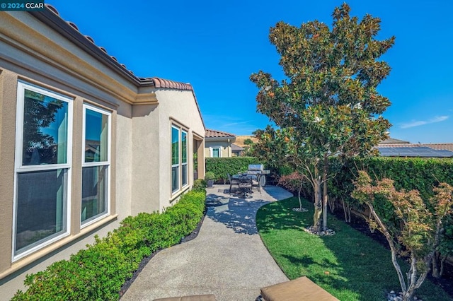 view of yard featuring a patio area