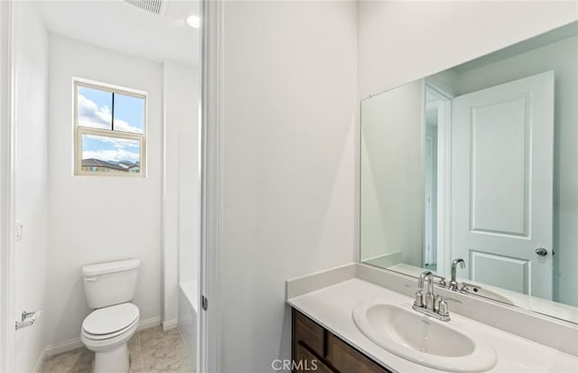 bathroom with visible vents, baseboards, toilet, a bathing tub, and vanity