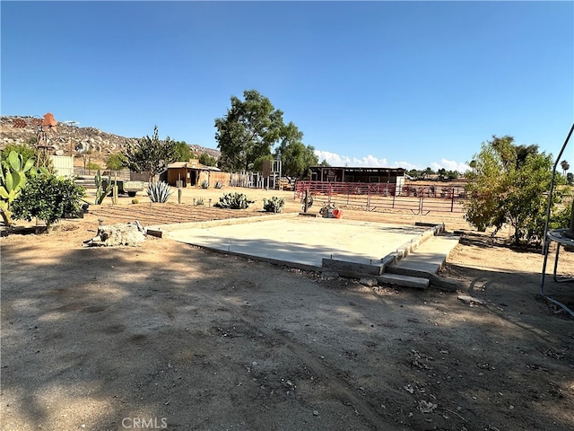 view of yard featuring a mountain view