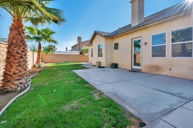 view of yard featuring a patio