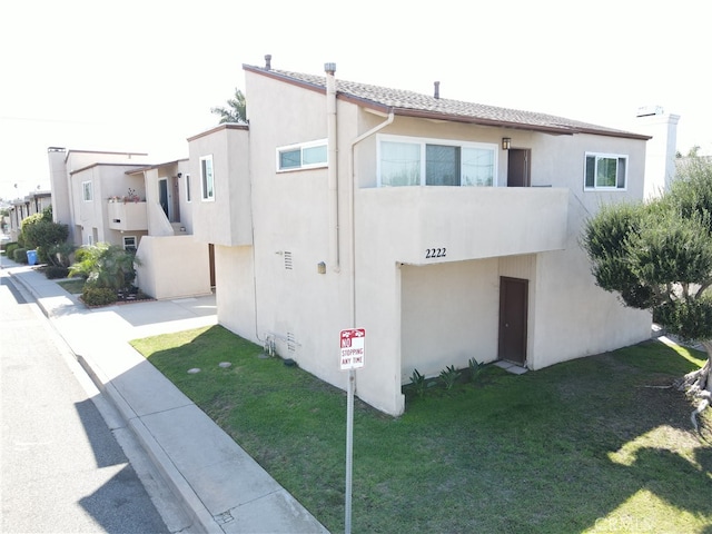 view of side of property featuring a lawn