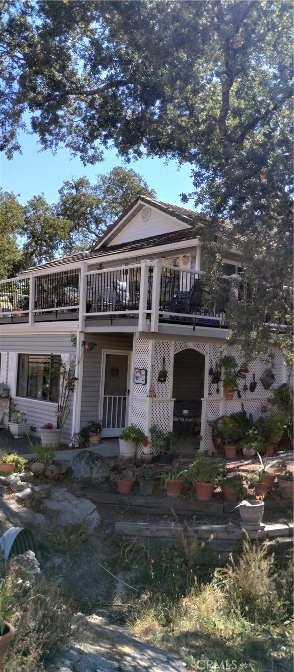 view of front facade featuring a balcony