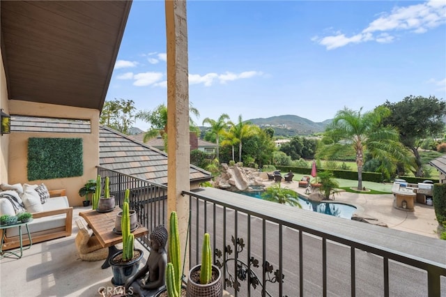 balcony featuring an outdoor hangout area and a mountain view