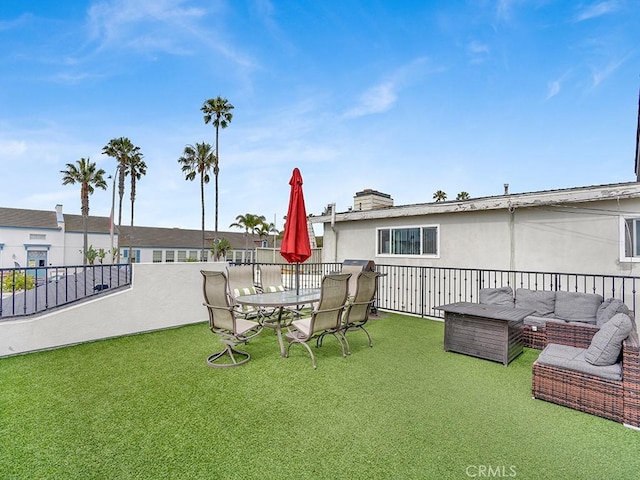 view of yard featuring an outdoor hangout area