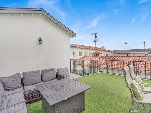 view of yard with an outdoor living space