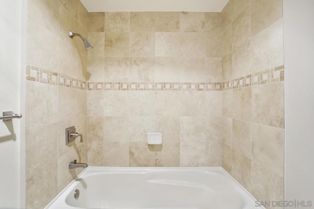 bathroom featuring tiled shower / bath combo